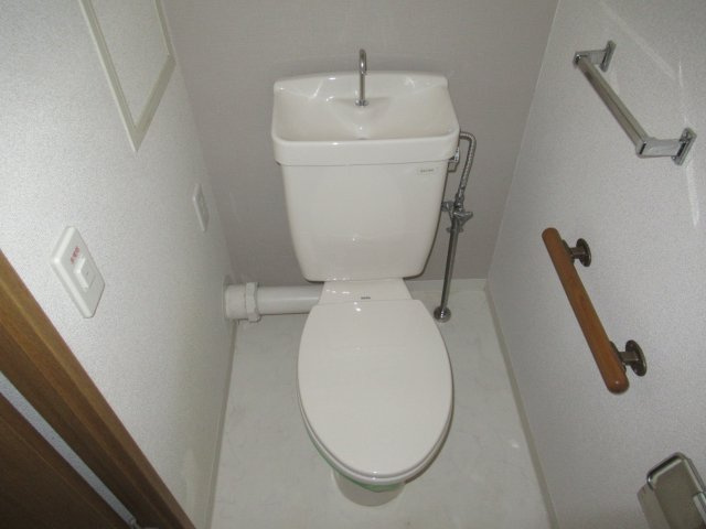 フレール浜山２ＬＤＫのトイレ|手すりと非常用ボタンがあります
