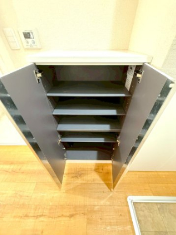 シティハイム 井草庵の収納|★単身用には十分なシューズボックス★