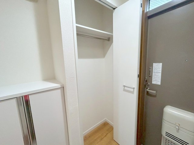 シティハイム 井草庵の玄関|★玄関にもクローゼット収納がありとても便利です★