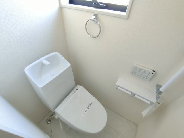 【LiveleGarden.S】第1野木南赤塚 のトイレ|〇トイレ〇
タオル掛け＆手すりが標準装備。快適な暖房便座は、お掃除のしやすいタイプです。
※2025年9月撮影