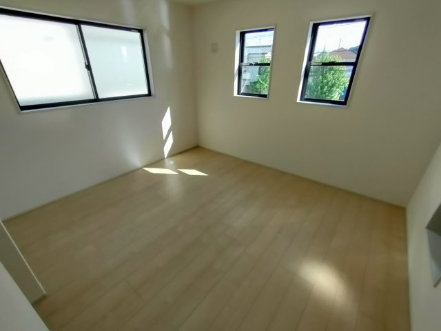 【LiveleGarden.S】第1野木南赤塚 の洋室|〇2F洋室7.63帖〇
大容量ウォークインクローゼット付き２階主寝室。バルコニーに面しているため、お洗濯干しもラクラク、明るいお部屋です。
※2025年9月撮影