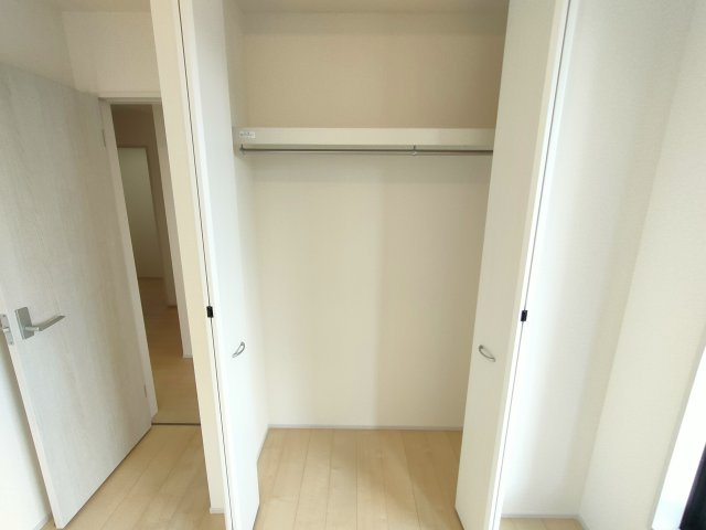 【LiveleGarden.S】第1野木南赤塚 の収納|〇クローゼット〇
書く居室に収納完備♪ハンガーパイプが付いたクローゼットなので、お洋服も楽々片付けられます♪ 
※2025年9月撮影