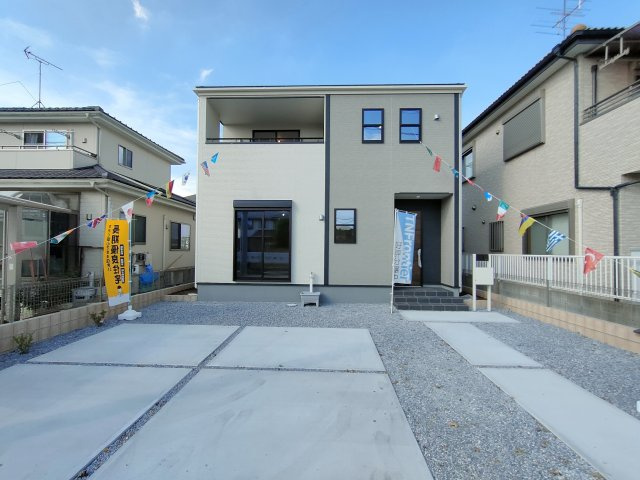 【LiveleGarden.S】第1野木南赤塚 の駐車場|〇今からご覧いただけます〇
カースペースは安心の並列3台～可能です♪
セカンドカーや来客時も対応できるのもうれしいですね！
南側公道には歩道完備♪お子様の通学も安心ですね♪
※2025年9月撮影