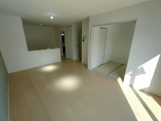 【LiveleGarden.S】第1野木南赤塚 の居間・リビング|〇LDK15.75帖〇
リビングの横に和室を設けた和モダンな間取り。襖を開放すればフラットなひと続きの空間として、閉めればそれぞれ独立した空間として使用できます。
※2025年9月撮影
