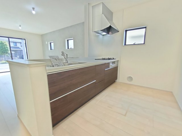 【LiveleGarden.S】第1野木南赤塚 のキッチン|〇キッチン〇
 開放感のある対面式キッチン 。キッチンとダイニングが近く食事の用意や片づけが楽々。見た目だけではなく使い勝手も考えた間取りです。
※2025年9月撮影