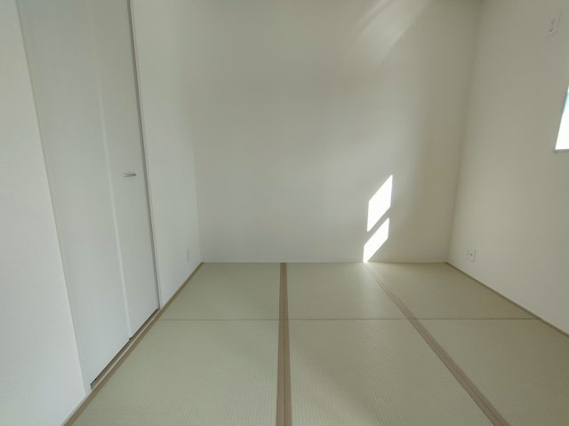 【LiveleGarden.S】第1野木南赤塚 の和室|〇1F和室3.75帖〇
リビングと一体で広く利用でき、座ってくつろげる和の空間です。お子様の安全な遊び場としても大活躍♪
※2025年9月撮影