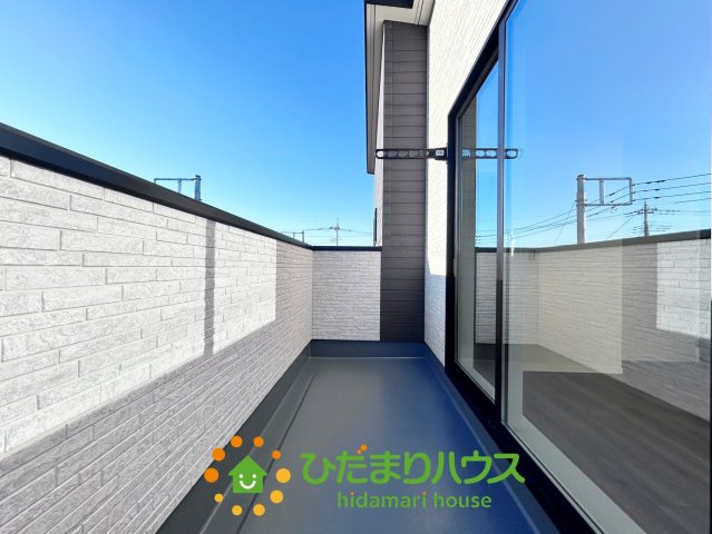ワイウッドコート加須市南篠崎第３期　新築一戸建て　03のバルコニー