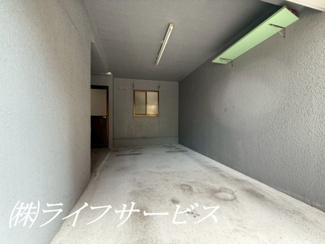 【駐車場】 | シャッター付の車庫