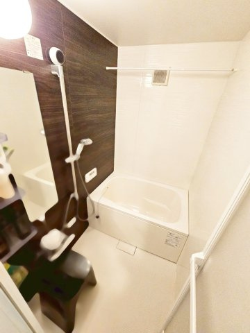 気密性と断熱性に優れ、外気の影響を受けにくく、浴室内の温度を一定に保ちやすいです。特に冬場は、暖房効率が高まり、快適なバスタイムを過ごせます。