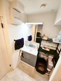 化粧品や洗顔料、歯ブラシなどの必需品をまとめて置ける収納スペースがあり、使用するたびに取り出す手間が省けます。また、水回りのため、濡れても大丈夫な素材が使用されており、お手入れが簡単です。