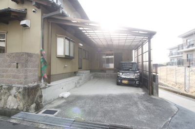 【駐車場】 | 香芝市西真美１丁目戸建 | 車をお持ちの方に嬉しい駐車場付きの物件です