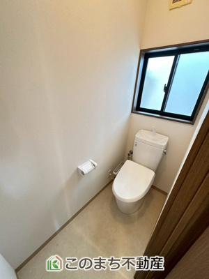 【トイレ】 | 宇都宮市針ヶ谷町中古戸建 | 小窓から換気ができて清潔なトイレスペース☆ウォシュレット搭載です！
