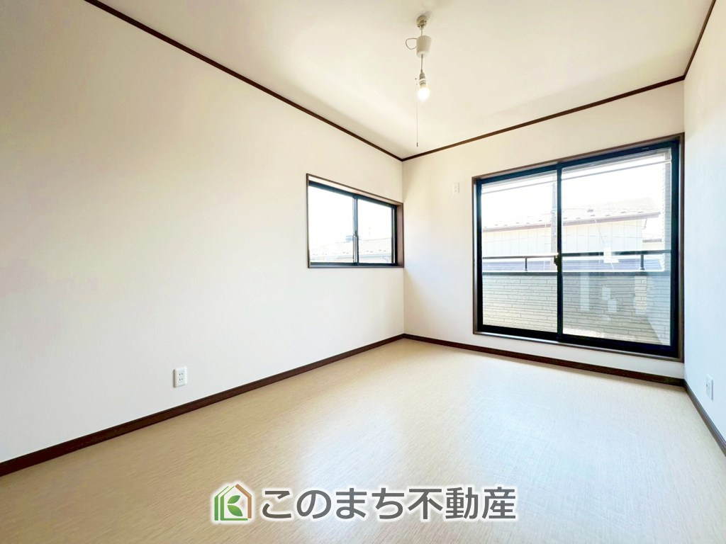 宇都宮市針ヶ谷町中古戸建の洋室|採光も確保されたお部屋です。大きいベッドを置いても余裕のあるゆとり空間。
