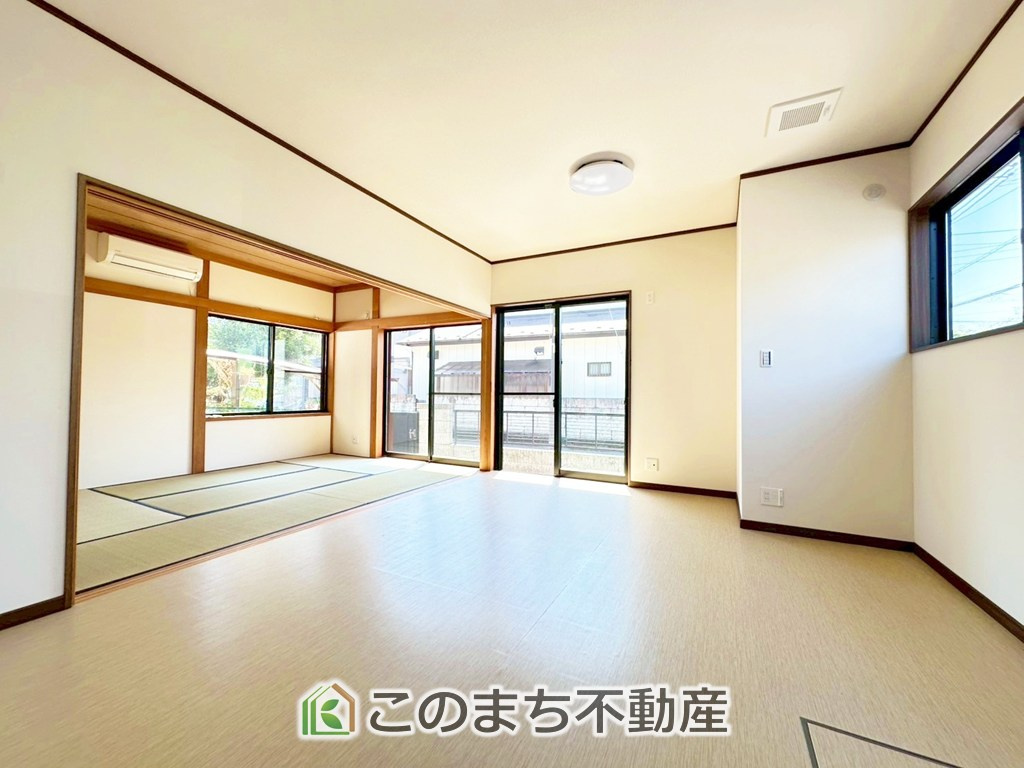 宇都宮市針ヶ谷町中古戸建の居間・リビング|陽当たり良好なリビング♪
