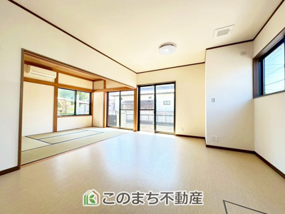 【居間・リビング】 | 宇都宮市針ヶ谷町中古戸建 | 陽当たり良好なリビング♪
