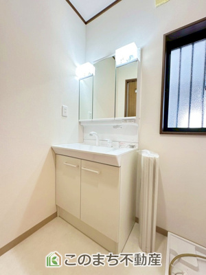 【独立洗面台】 | 宇都宮市針ヶ谷町中古戸建 | 収納豊富な3面鏡の洗面台にはハンドシャワー完備です
