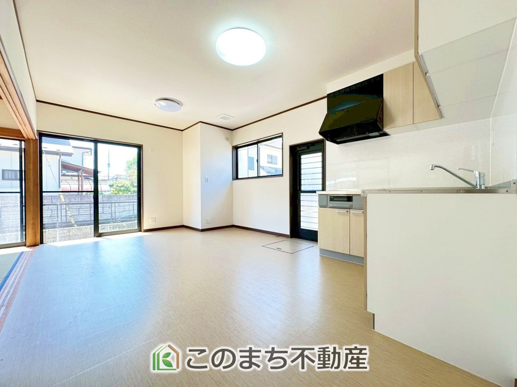 宇都宮市針ヶ谷町中古戸建の居間・リビング|"南向きで日当たり良好♪
二面採光で換気もしっかり出来ます♪
家族が集まる憩いの場♪"
