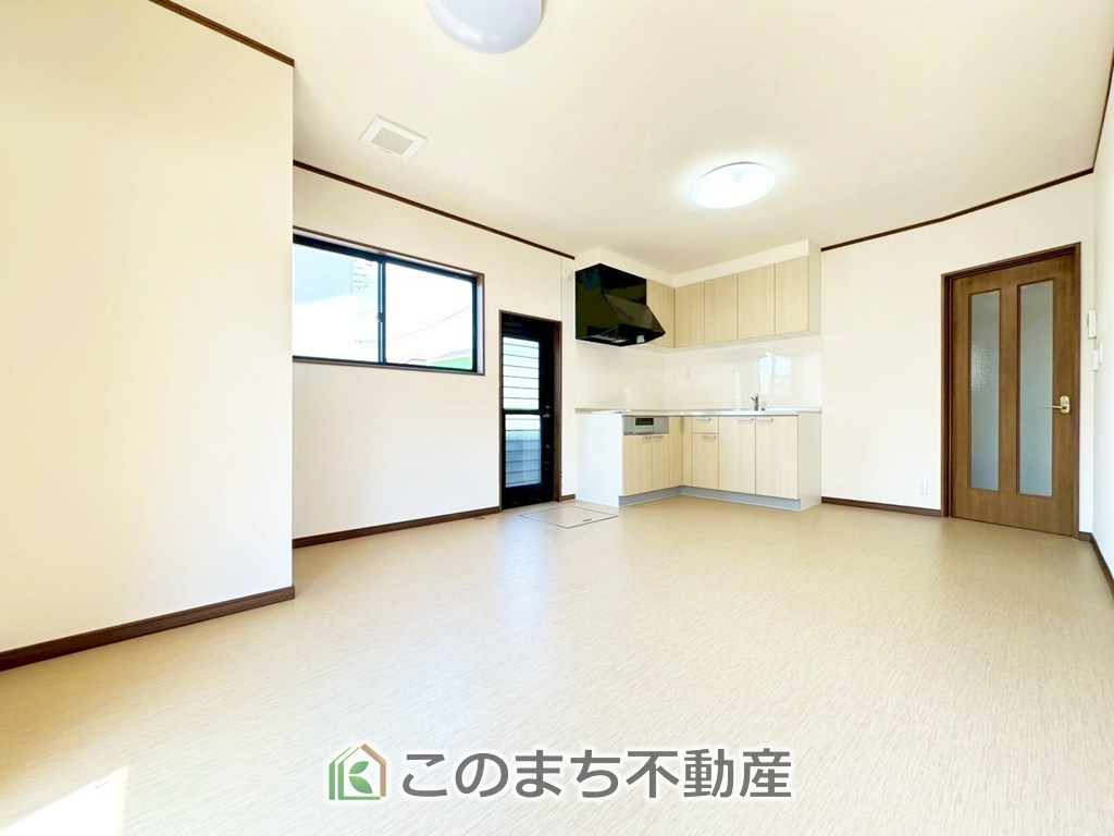 宇都宮市針ヶ谷町中古戸建の居間・リビング|南向きのリビングは一日中太陽の光が射し込みます♪家族が集まる空間は、自然と笑顔が溢れます。
