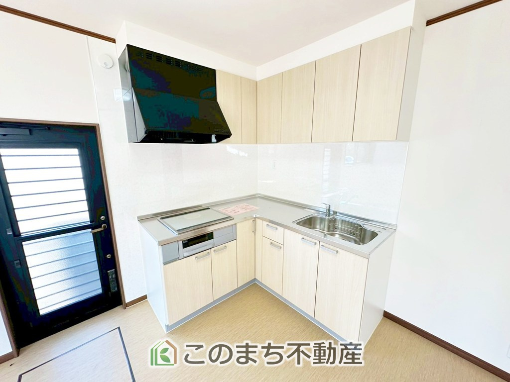 宇都宮市針ヶ谷町中古戸建のキッチン|デザイン性と機能性を兼ね備えたキッチンです。リビングスペースとの一体感が生まれ、広々空間を演出してくれます。

