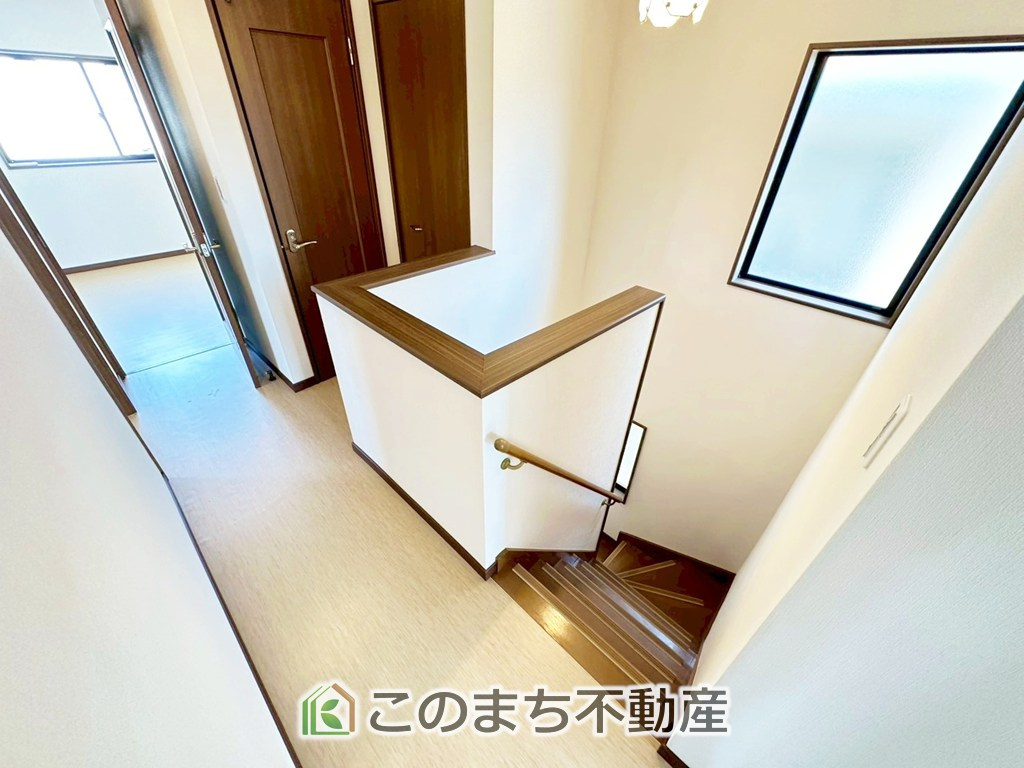 宇都宮市針ヶ谷町中古戸建の内装|手すり付きで小さなお子様にも安心の階段スペースです☆
