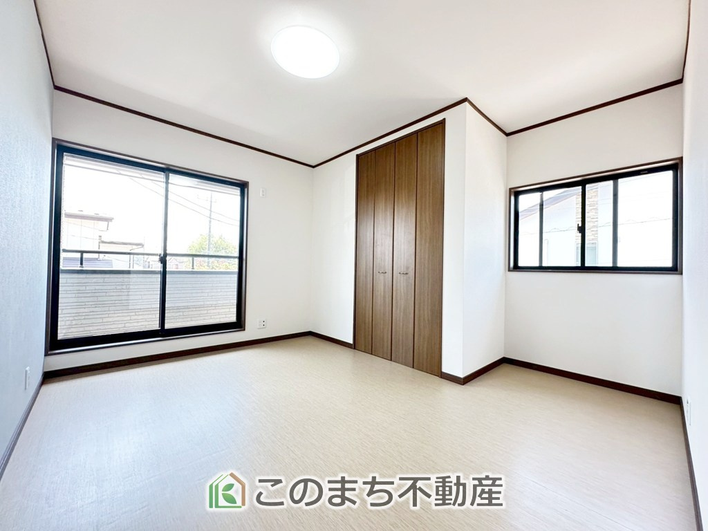 宇都宮市針ヶ谷町中古戸建の洋室|日当たりが良く明るい洋室です。クローゼット付きで家具の配置がしやすく居心地の良いプライベート空間を演出します。
