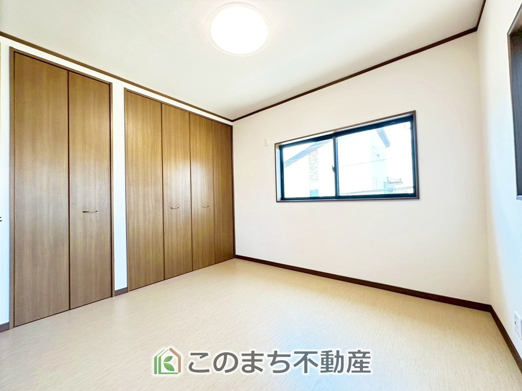 宇都宮市針ヶ谷町中古戸建の洋室|陽光がふんだんに降り注ぐお部屋です。陽だまりの空間で、プライベートなお家時間も快適にお過ごしいただけます♪
