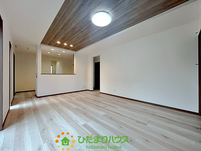 ワイウッドコート加須市多門寺第11期　新築一戸建て　03の居間・リビング