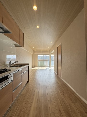 メガロコープ茨木の居間・リビング|【同社施工例】※類似同仕様です。開口部のデザインや位置等のデザインが異なります。