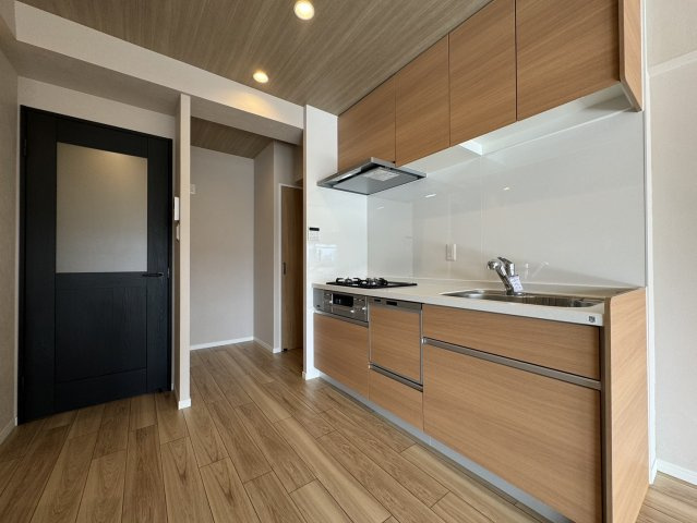 メガロコープ茨木のキッチン|【同社施工例】※類似同仕様です。開口部のデザインや位置等のデザインが異なります。