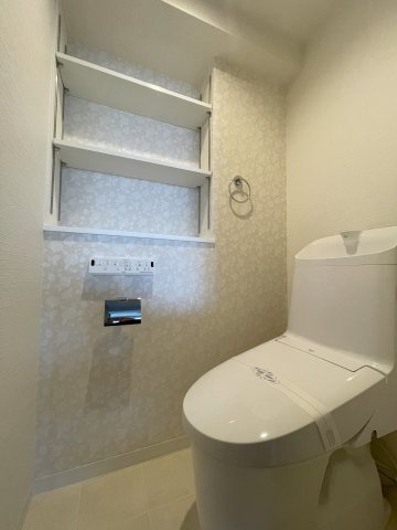 メガロコープ茨木のトイレ|【同社施工例】※類似同仕様です。開口部のデザインや位置等のデザインが異なります。