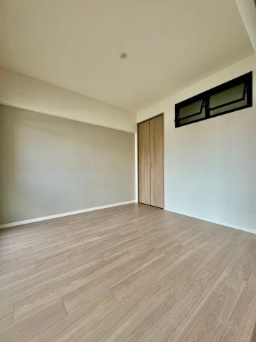 メガロコープ茨木の洋室|【同社施工例】※類似同仕様です。開口部のデザインや位置等のデザインが異なります。