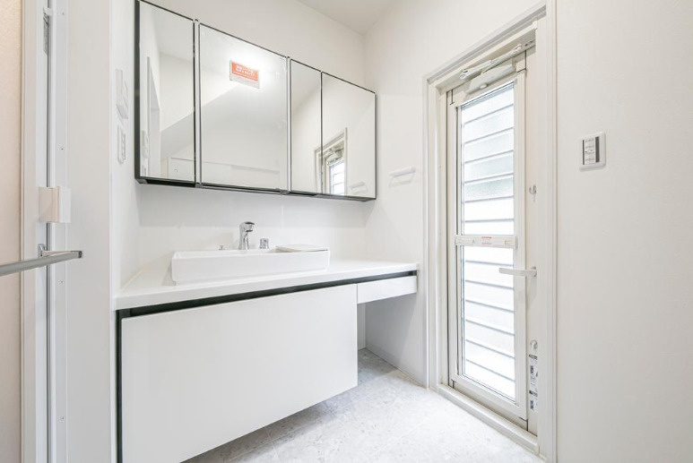 大畑町　中古戸建の洗面所|洗面室に勝手口があります