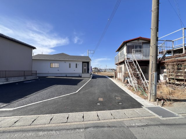 新築　藤岡市岡之郷第2　クレイドルガーデン　3号棟の前面道路含む現地写真|現地写真　東側接道幅員約5.3ｍ