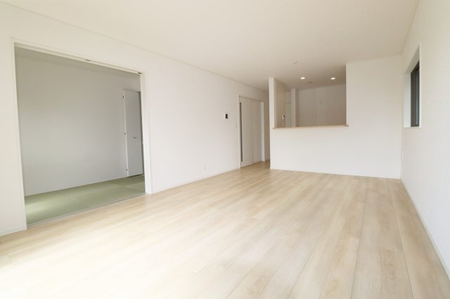 郡山市大槻町字三角田　　　２号棟　　　大槻小学校、大槻中学区の居間・リビング