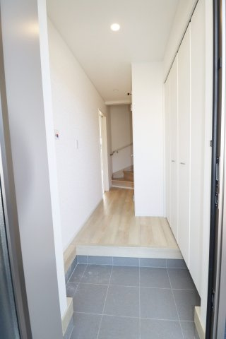 郡山市大槻町字三角田　　　２号棟　　　大槻小学校、大槻中学区の玄関