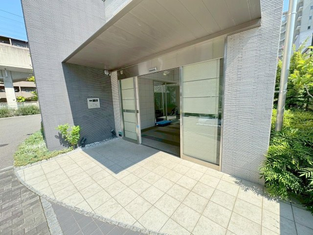 クレスティークAYAのエントランス