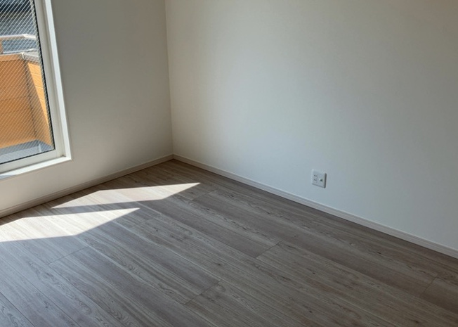 【寝室】 | 寝室でゆっくりと過ごすためにはベッド周りの適度な空間を担保することや窓の位置、照明の明るさ、寝室の広さなどを考える必要があります。自身や家族の構成とライフスタイルに併せて寝室にする部屋を選びましょう！