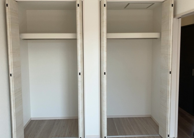 【収納】 | デザイン性を重視しすぎて収納が少なかった！なんてことにならないため、事前に現地で収納の数を確認しておくことをお勧めします。クローゼット以外にも床下収納や屋根裏収納、パントリーなどもチェックしましょう。