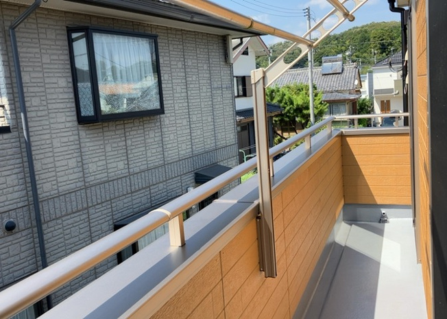 【バルコニー】 | バルコニーは、室外の専用スペースのうち、「屋根がなく開放された空間」であるものを指します。ベランダより広いタイプのものが多く、日当たりもよいため家庭菜園などを楽しみたい人にとって適した環境となります。