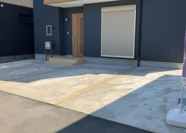 【駐車場】 | 駐車場と明記されていても、最小スペースでつくられた駐車場だと大型車は駐車できなかったり、出入りしにくくなったりする可能性があります。お車のサイズと購入したい物件の駐車場のサイズを現地で確認しましょう。
