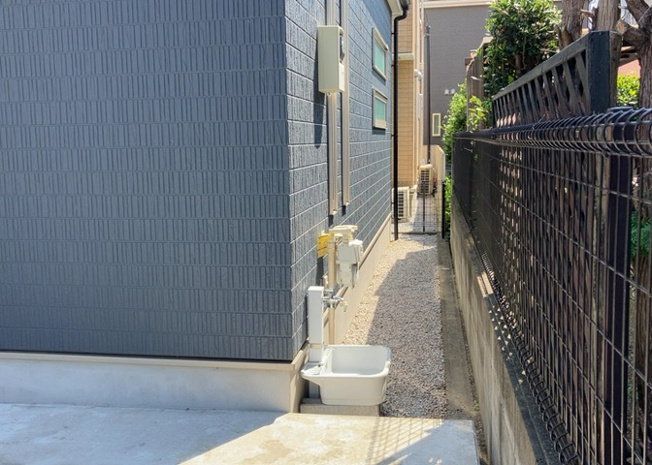 【庭】 | 庭があることでガーデニングや家庭菜園はもちろん、こどもの遊び場やペットを放して遊ぶことができます。また、家の周囲に余裕があるということです。隣地との間があれば、十分な日当たりと、風通しが確保できます。