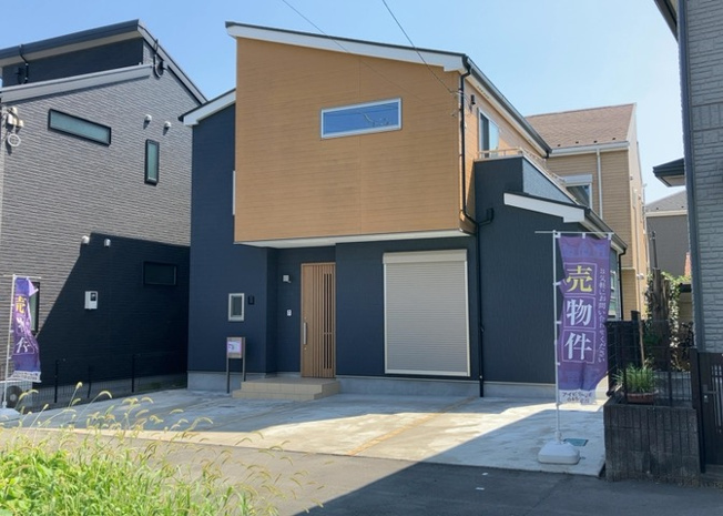 【前面道路含む現地写真】 | 住宅用の土地では前面道路に2m以上接していなければならないと法律で定められています。しかし、お持ちの車のサイズやライフスタイルなどにより、2mでは利便が悪い場合もございますので、事前に確認しましょう。