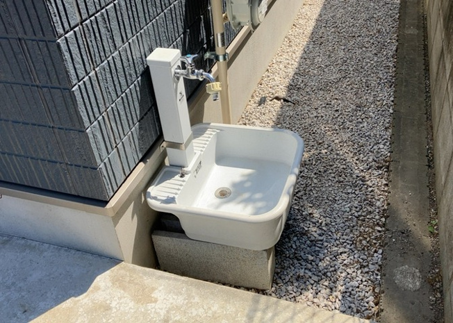 【設備】 | 敷地内に散水栓や立水栓があると便利です。水道水を直接利用できるため、水を運ぶ手間を省くことが出来ます。大量の水を必要とする洗車作業や清掃などに役立ちます。その他設備とあわせて、現地でご確認ください。