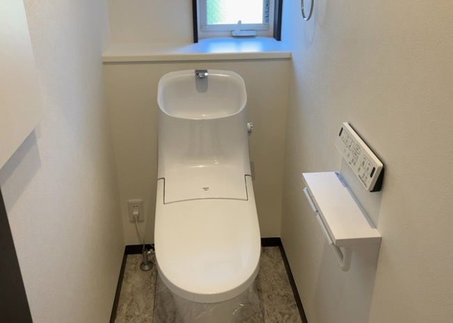 【トイレ】 | トイレは大きさや形、機能、抗菌性などが異なる多種多彩なタイプが各メーカーから出ています。それぞれに良さがあるため、事前にどういったタイプのトイレがいいのかをご家庭内で決めて、内見に行くといいでしょう。