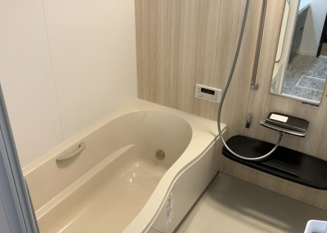 【浴室】 | 入浴時の快適さも大事なことですが、綺麗な状態を維持できなければ気持ちよく入浴できません。毎日の掃除が楽という点は大事なポイントになります！カビが生えにくく掃除がしやすい、壁や浴槽を選ぶといいでしょう。