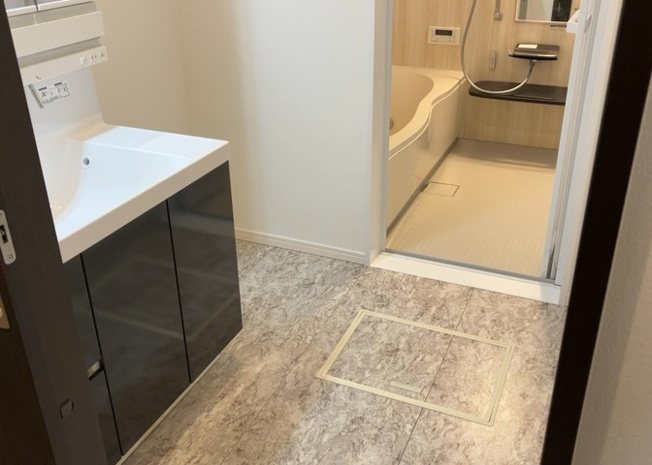 【脱衣所】 | 多くの戸建て住宅で見かける洗面脱衣所は、洗面台と洗濯機が2畳ほどのスペースに並べられていて、洗面所が脱衣所を兼ね備えている間取りが一般的です。お客様が利用することもある、パブリックな空間でもあります。