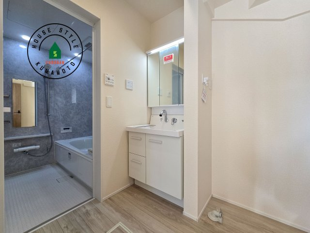 熊本市東区小峯4丁目第1-2棟（1号棟）の内観：施工例|ゆとりの洗面スペースで朝の身支度もスムーズに。暮らしを快適に変えるシャワー付洗面台です！