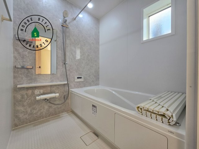 熊本市東区小峯4丁目第1-2棟（1号棟）の内観：施工例|1日の疲れを癒してくれる広々バスルーム。雨の日のお洗濯にも大活躍な浴室乾燥機付です！