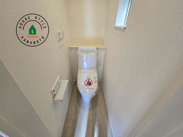 熊本市東区小峯4丁目第1-2棟（1号棟）の内観：施工例|温水洗浄便座を完備しております。2ヶ所にトイレがあるのは朝の慌ただしい時間も安心です。