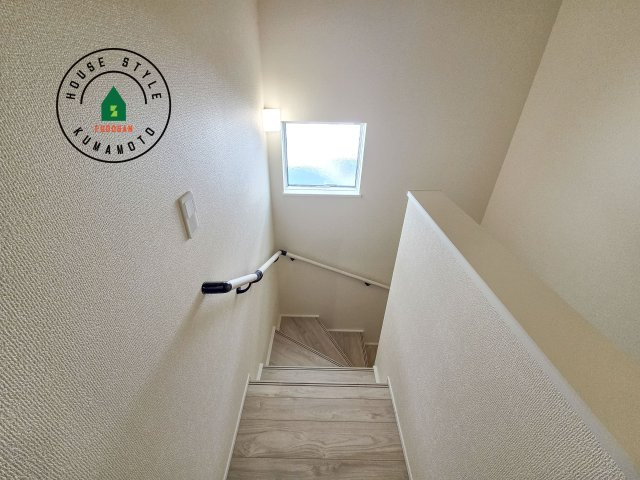 熊本市東区小峯4丁目第1-2棟（1号棟）の内観：施工例|＜手すり付階段＞手すりがないと階段の昇り降りで危険なことはもちろん、壁に手をつきながら歩くことで壁紙が汚れやすくなります。すべての方に快適に昇り降りしていただくため、手すりを設置しました。